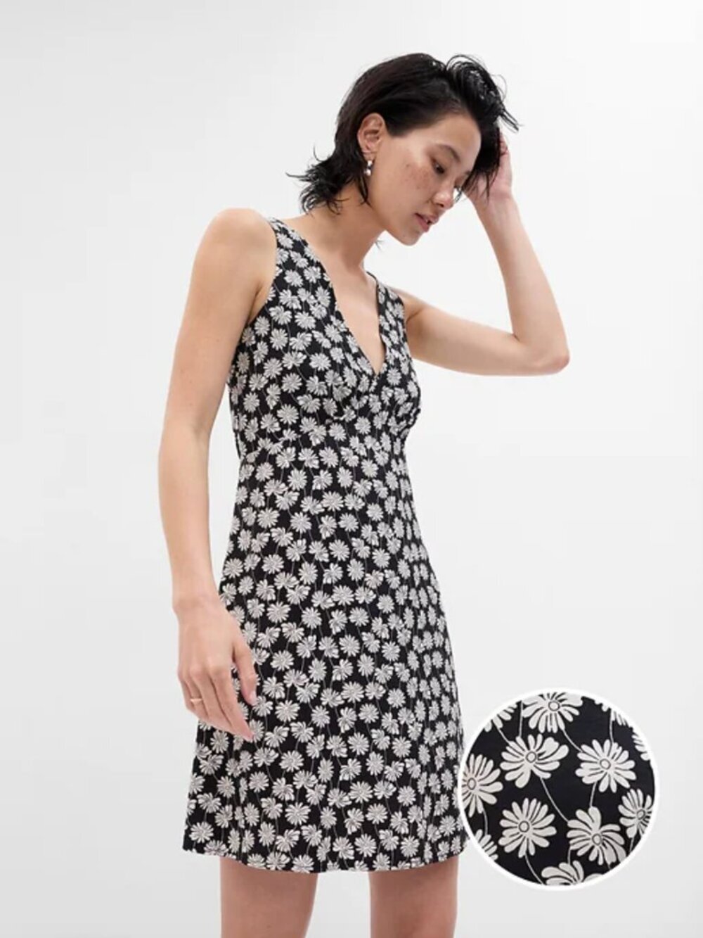 Gap Black & White Daisy Print V-Neck Mini Dress Size 6